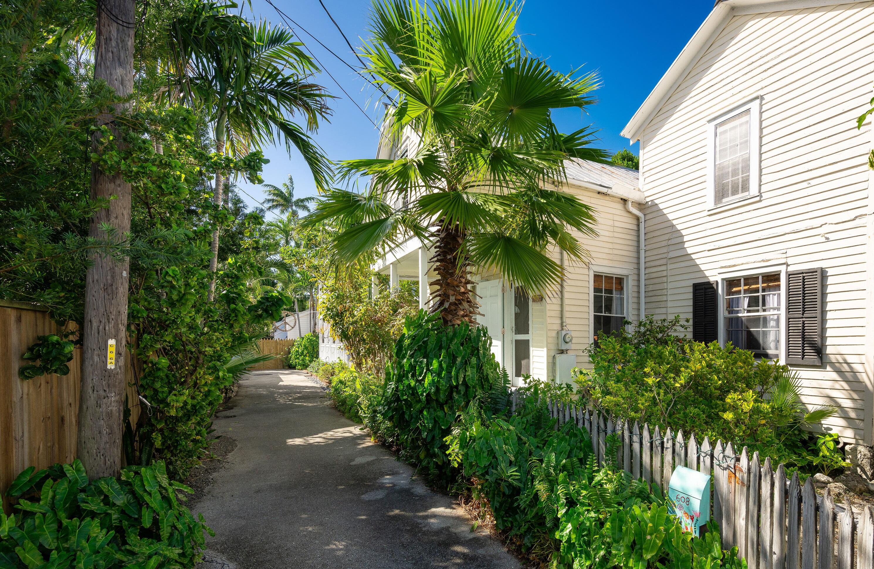 608 Roberts Lane
