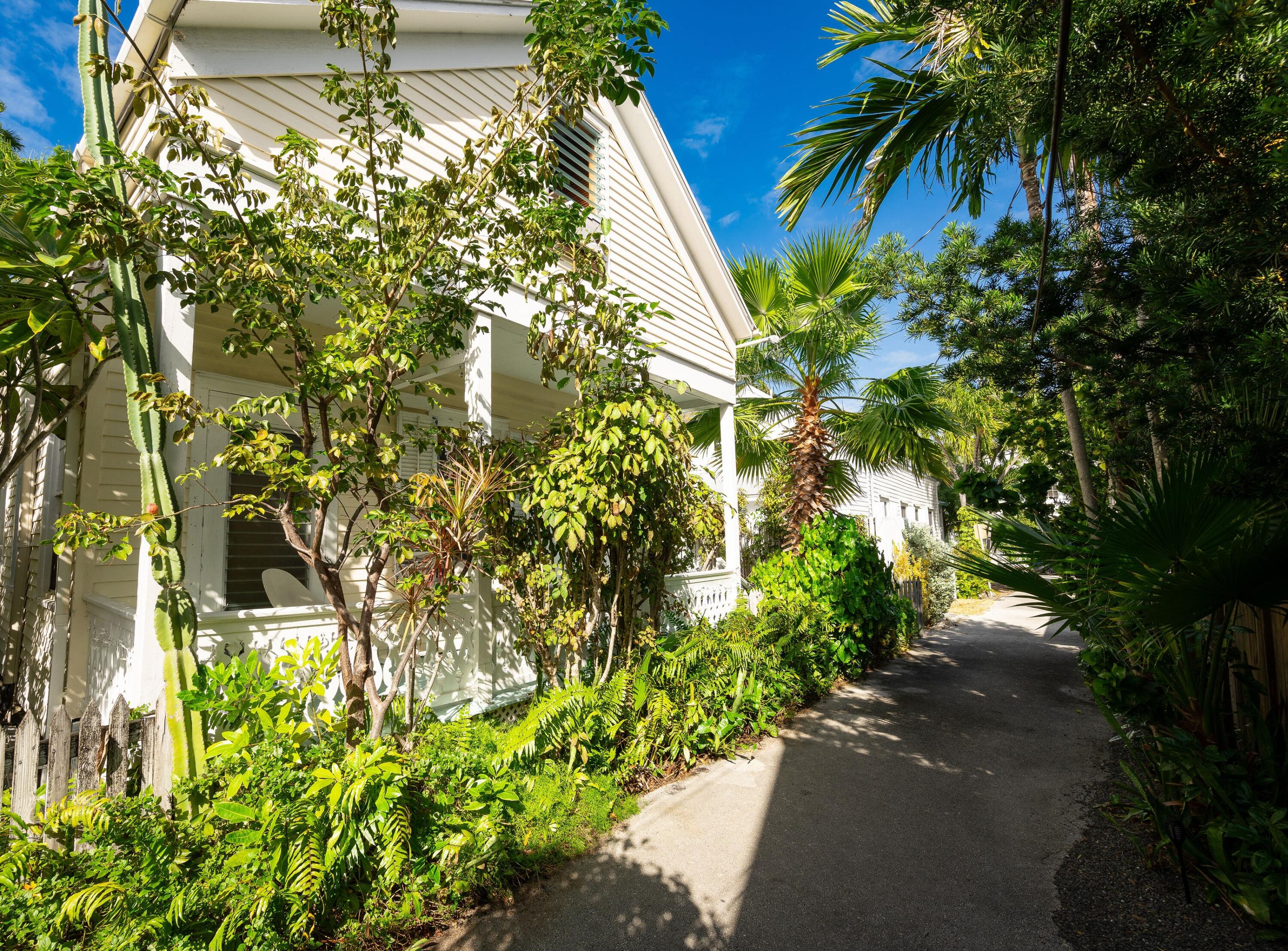 608 Roberts Lane