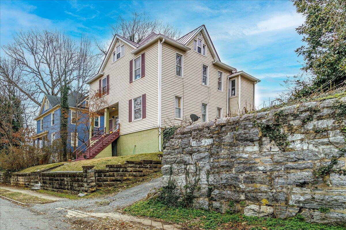 350 Mountain AVE SW