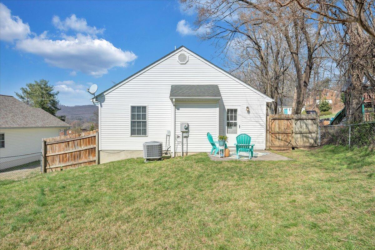 1415 Eanes RD SE