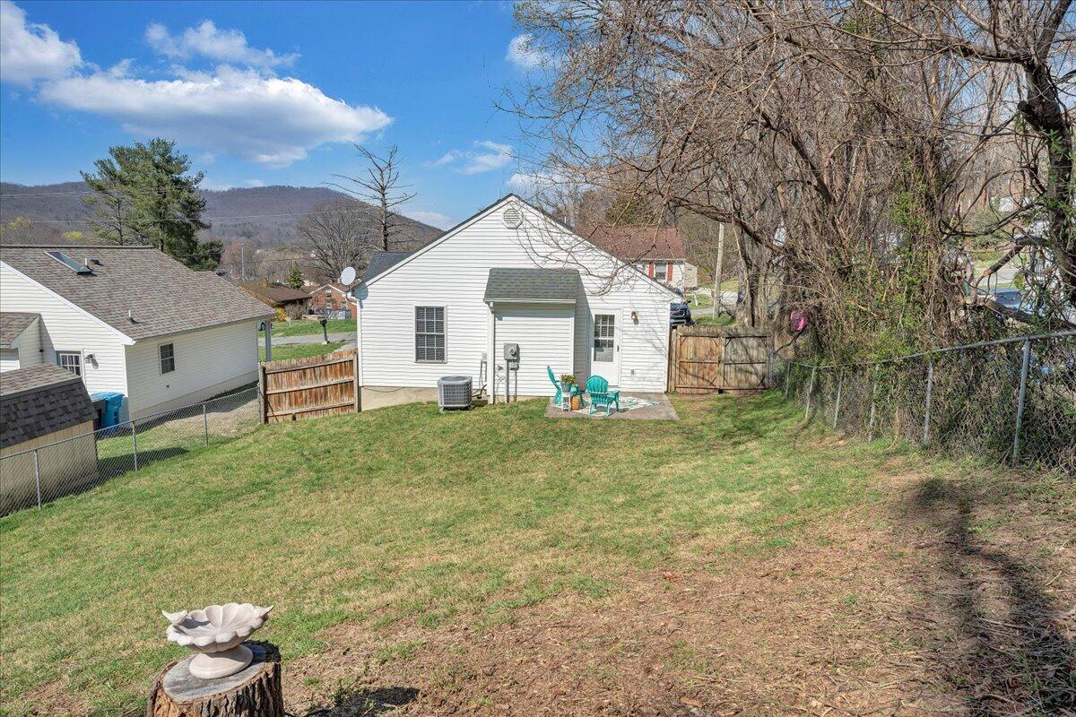1415 Eanes RD SE