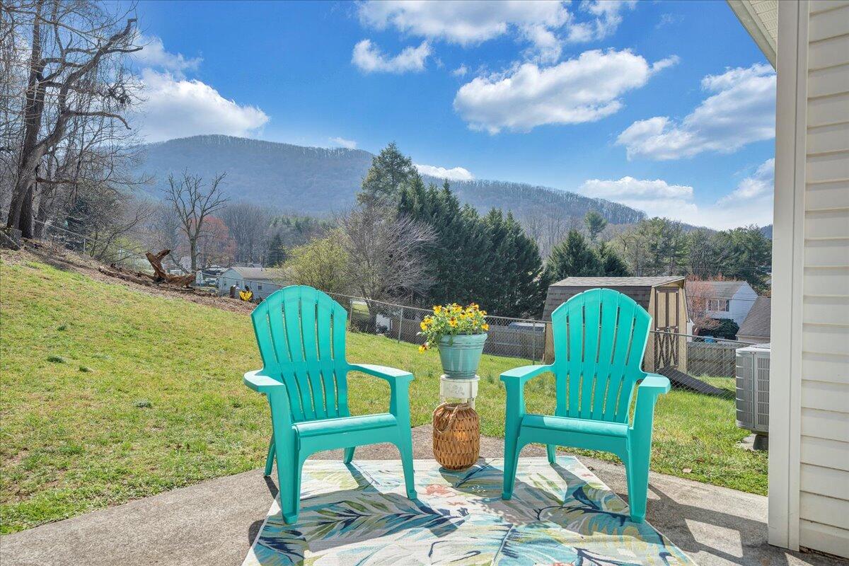 1415 Eanes RD SE