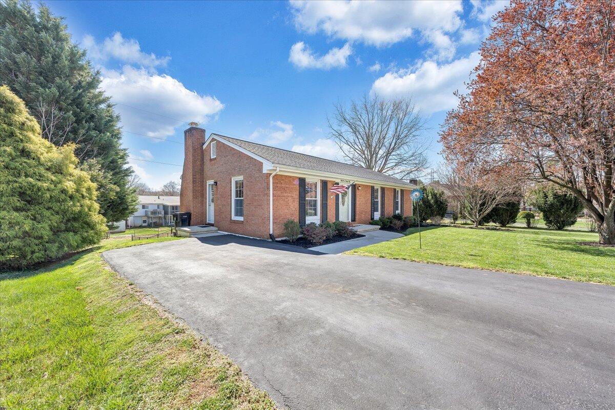 3923 St James CIR SW