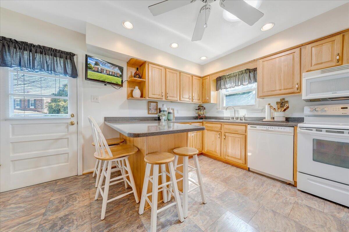 3923 St James CIR SW