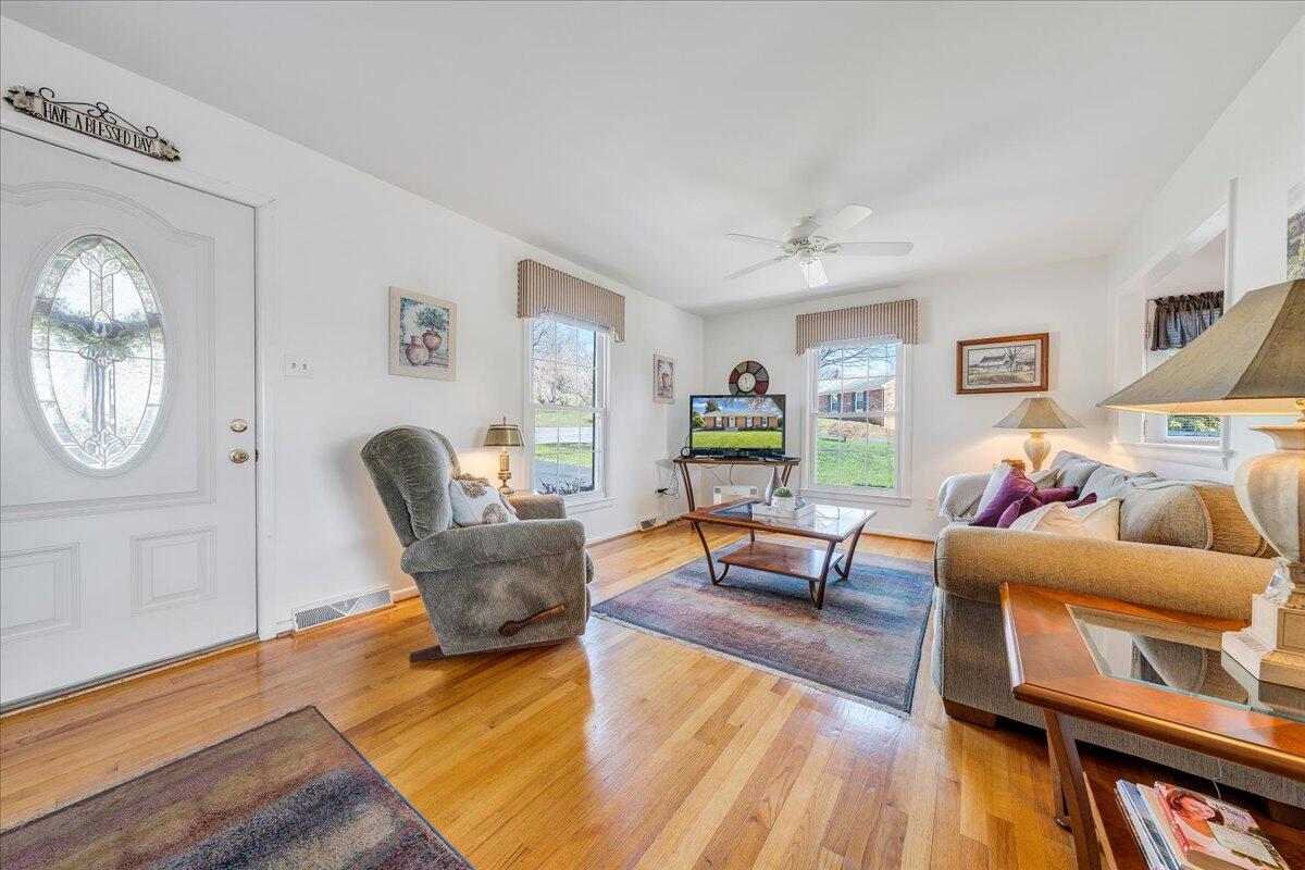 3923 St James CIR SW