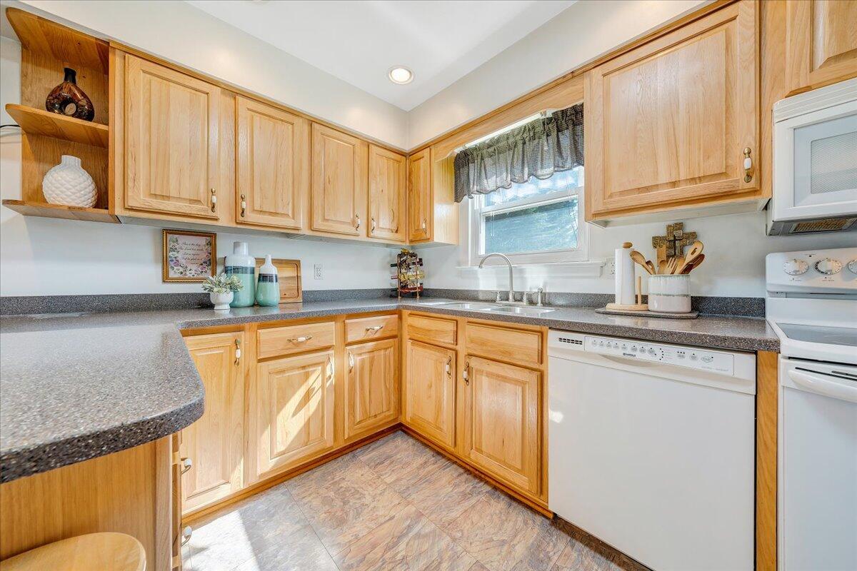 3923 St James CIR SW