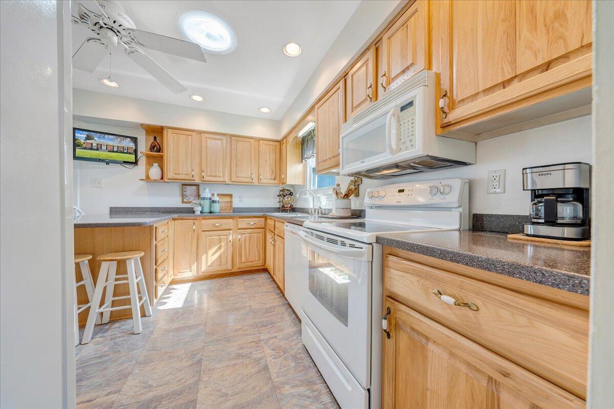 3923 St James CIR SW