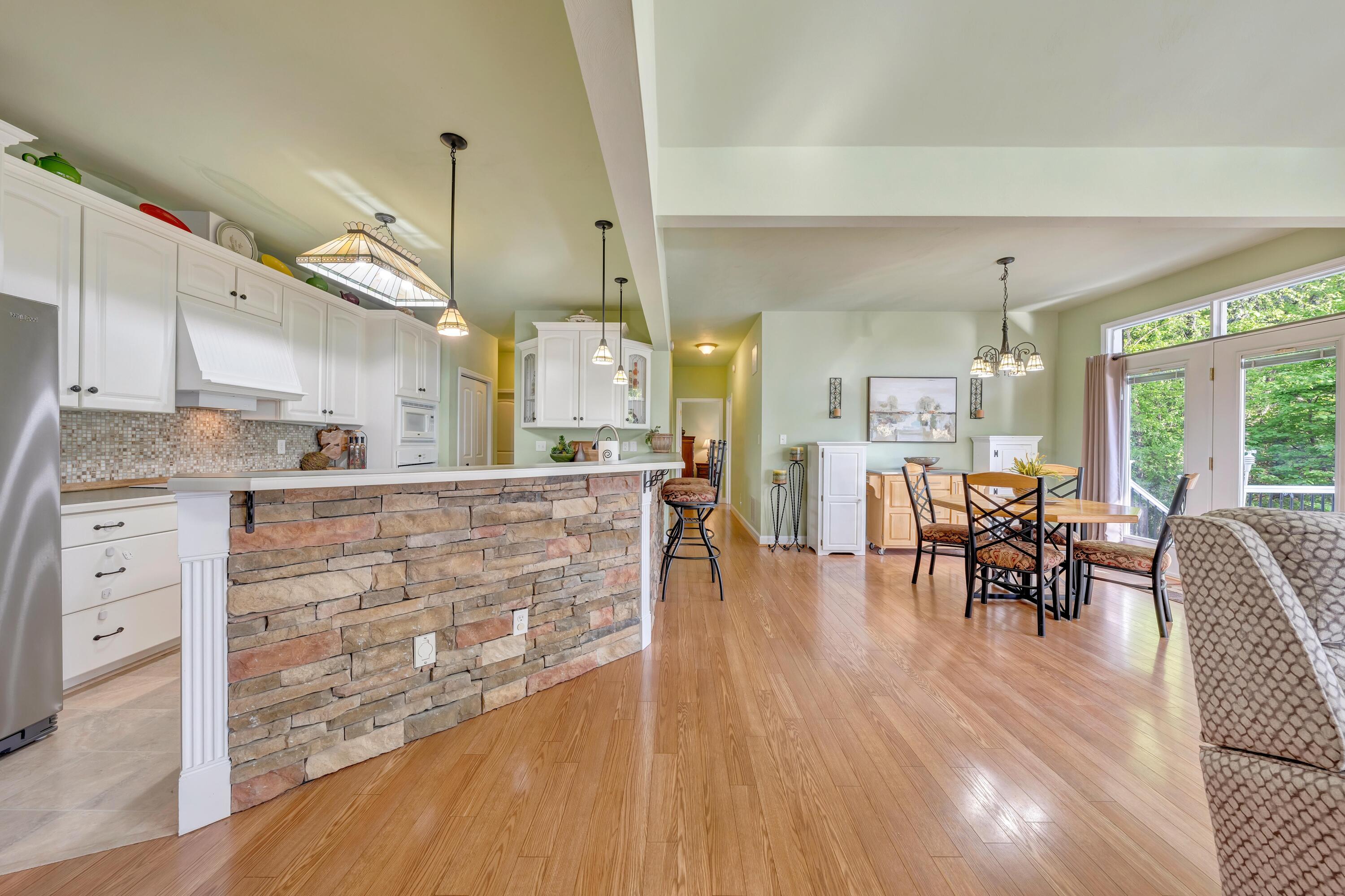 470 Stoneledge DR