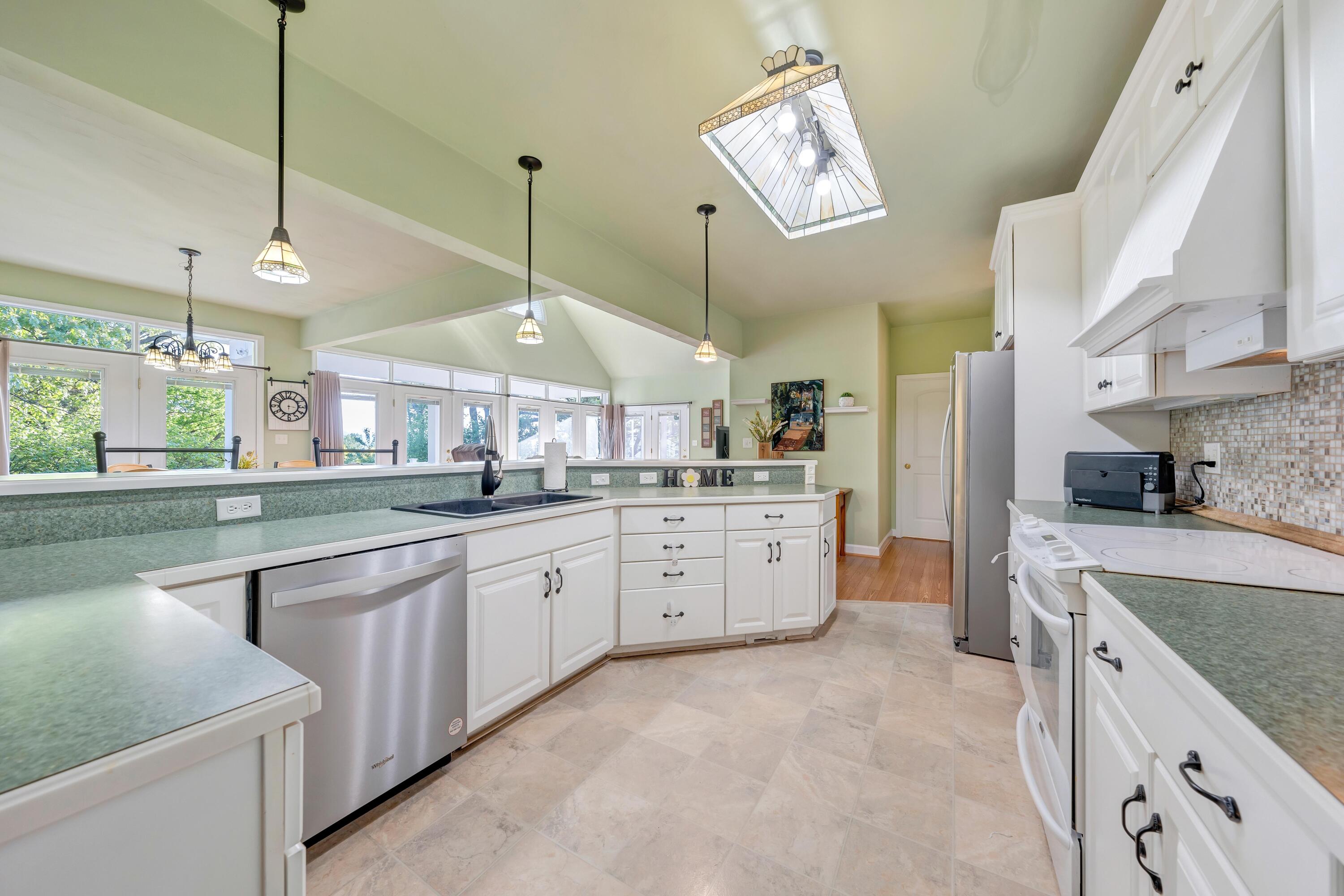 470 Stoneledge DR