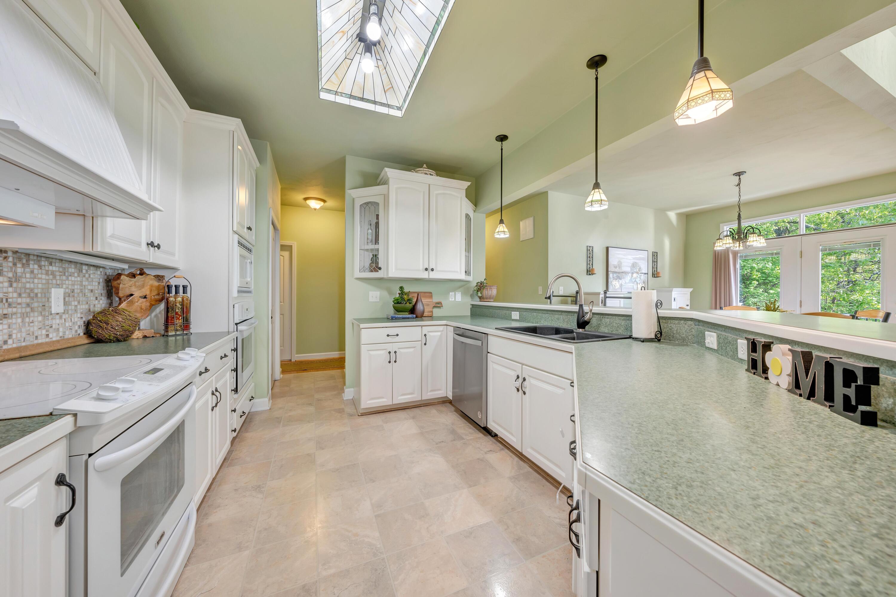 470 Stoneledge DR