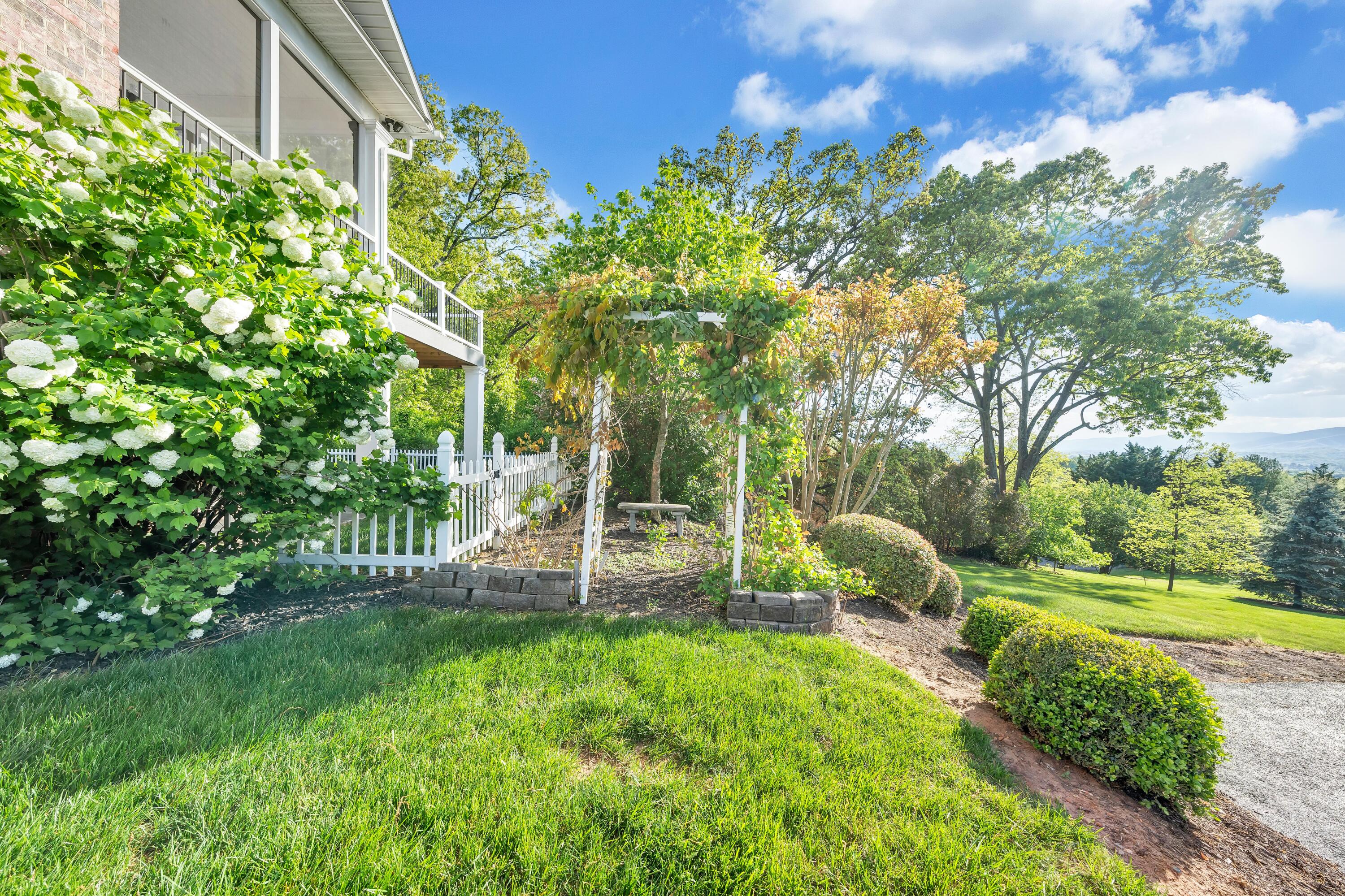 470 Stoneledge DR