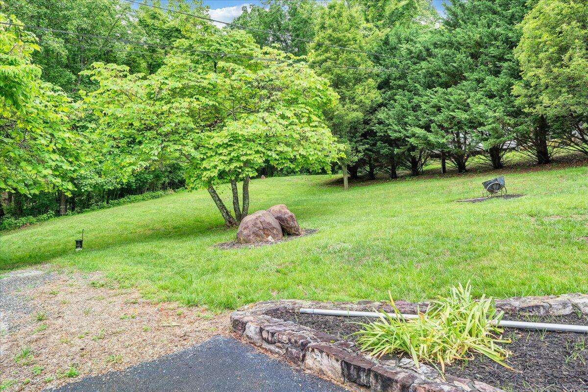 2684 Mountain Valley RD