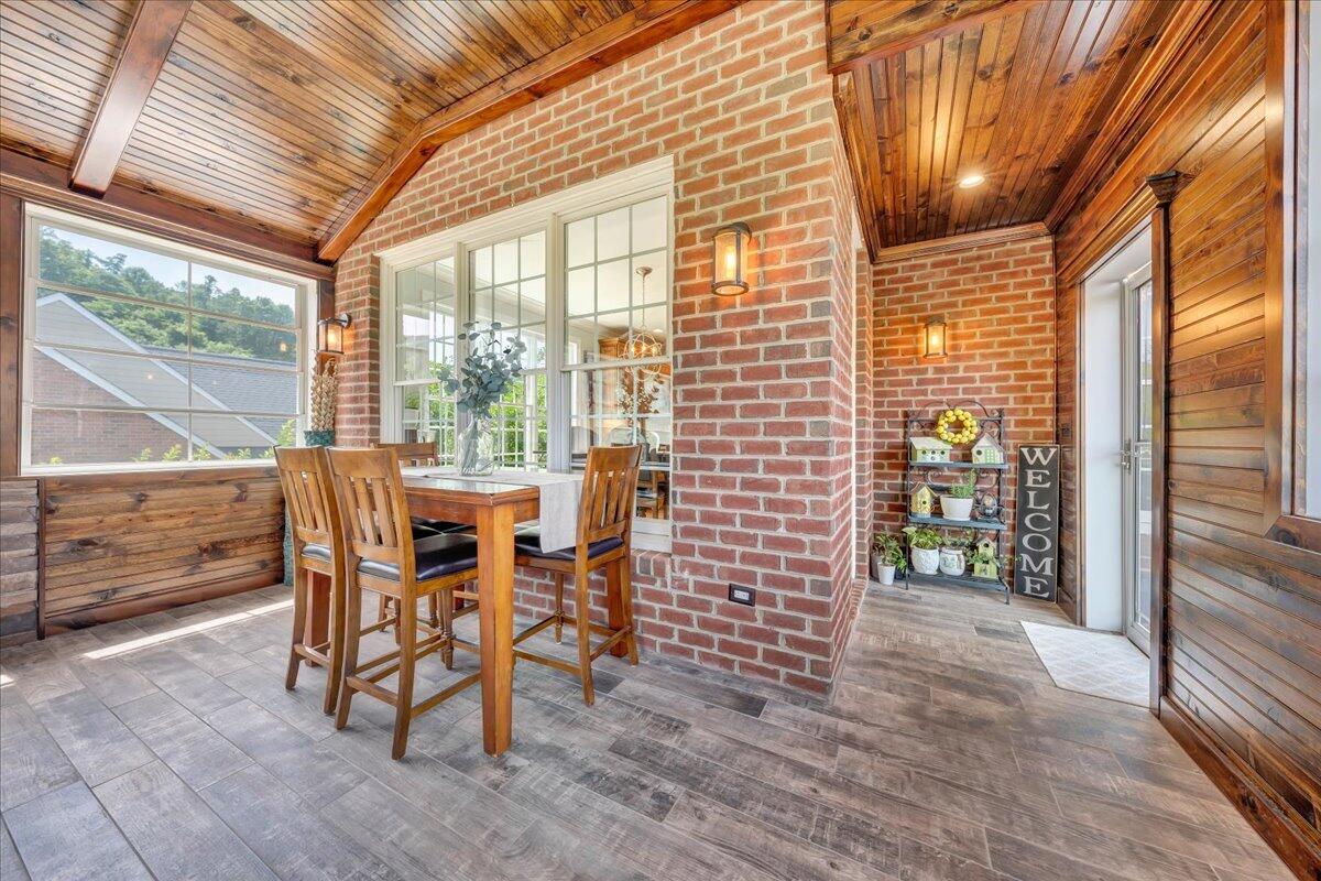 6865 Fairway Ridge RD