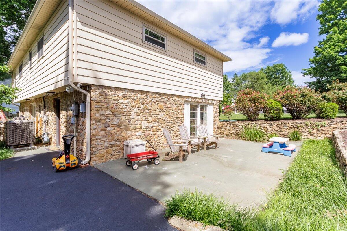 3616 Gaye LN