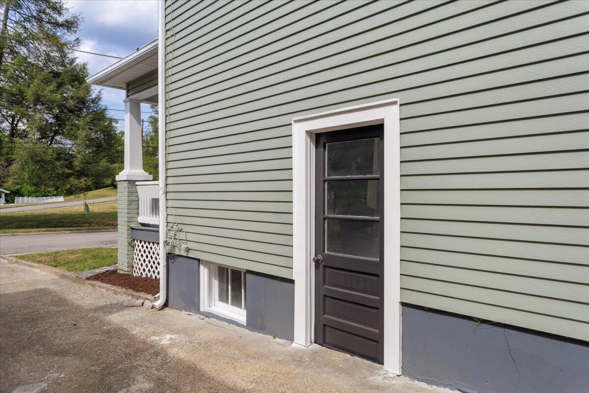1242 Kerns AVE SW