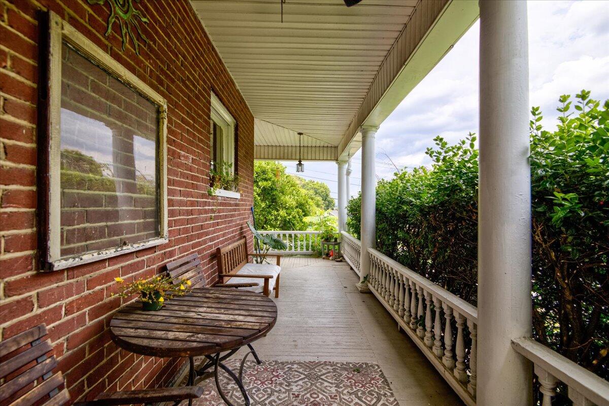 2202 Broadway AVE SW