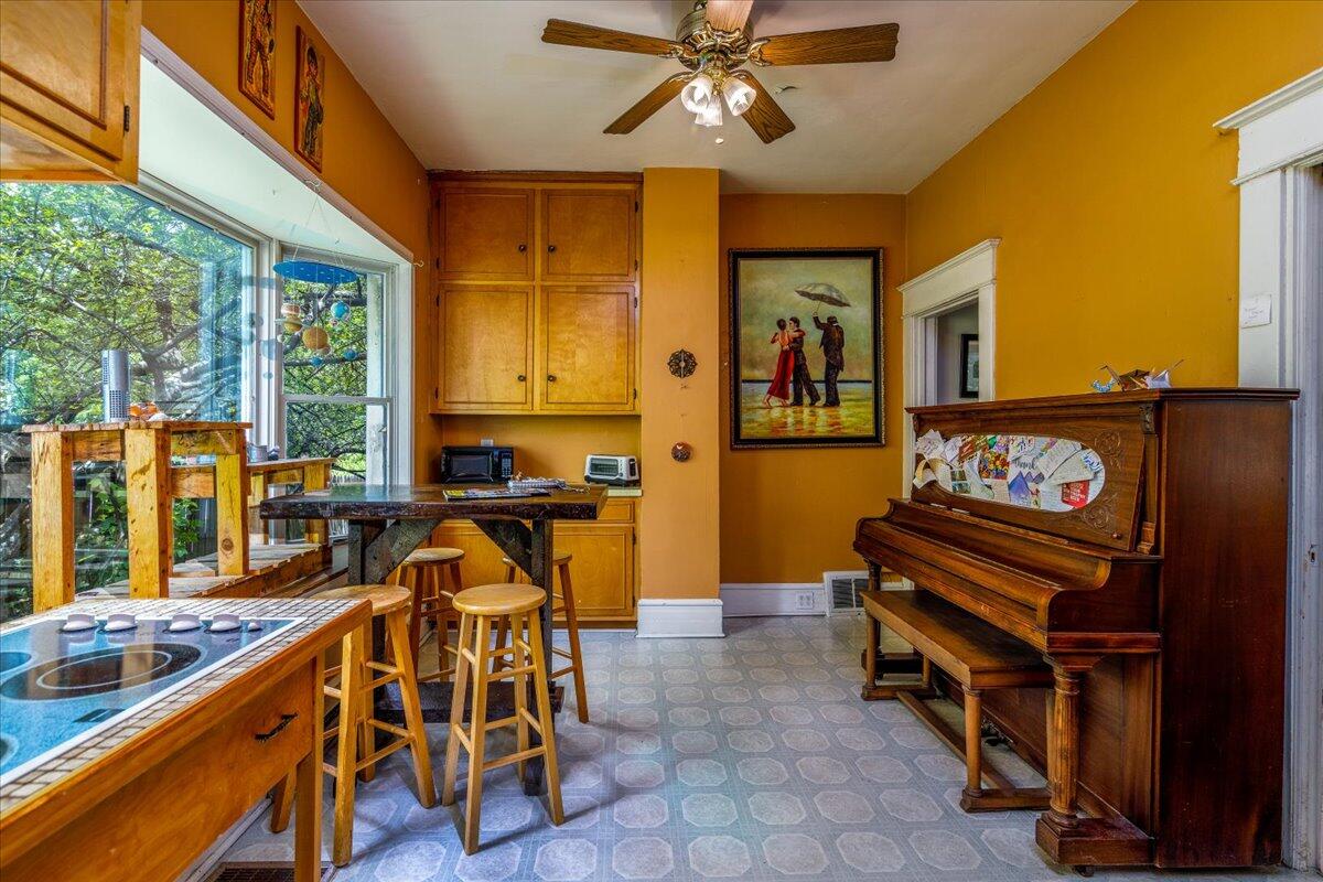 2202 Broadway AVE SW