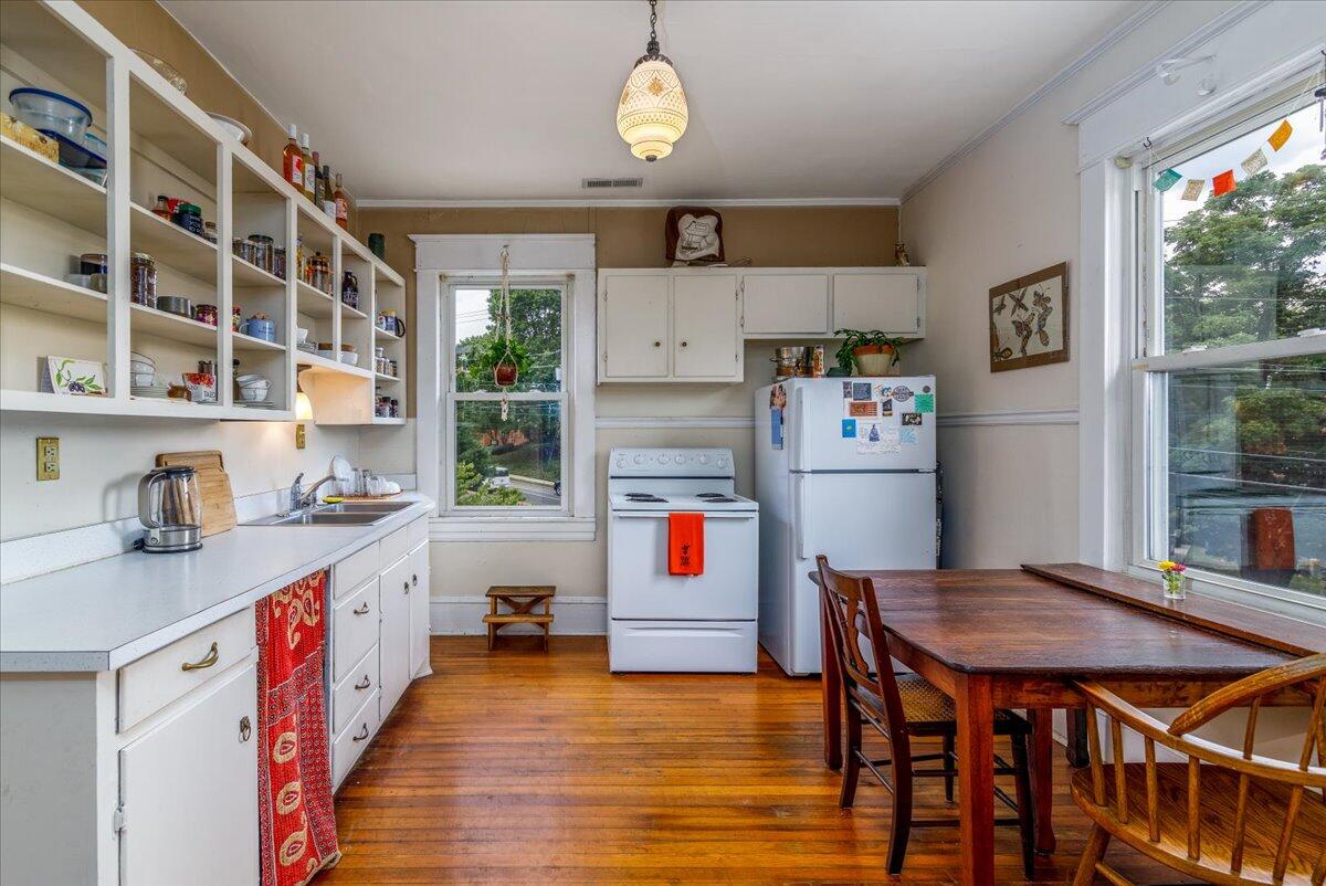 2202 Broadway AVE SW