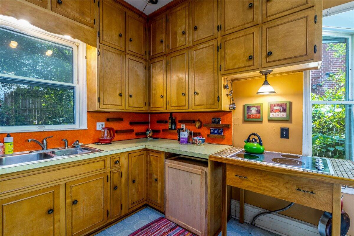 2202 Broadway AVE SW