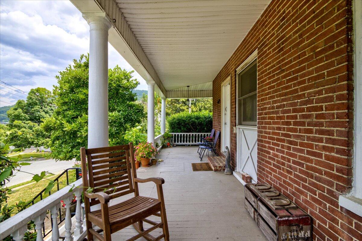 2202 Broadway AVE SW