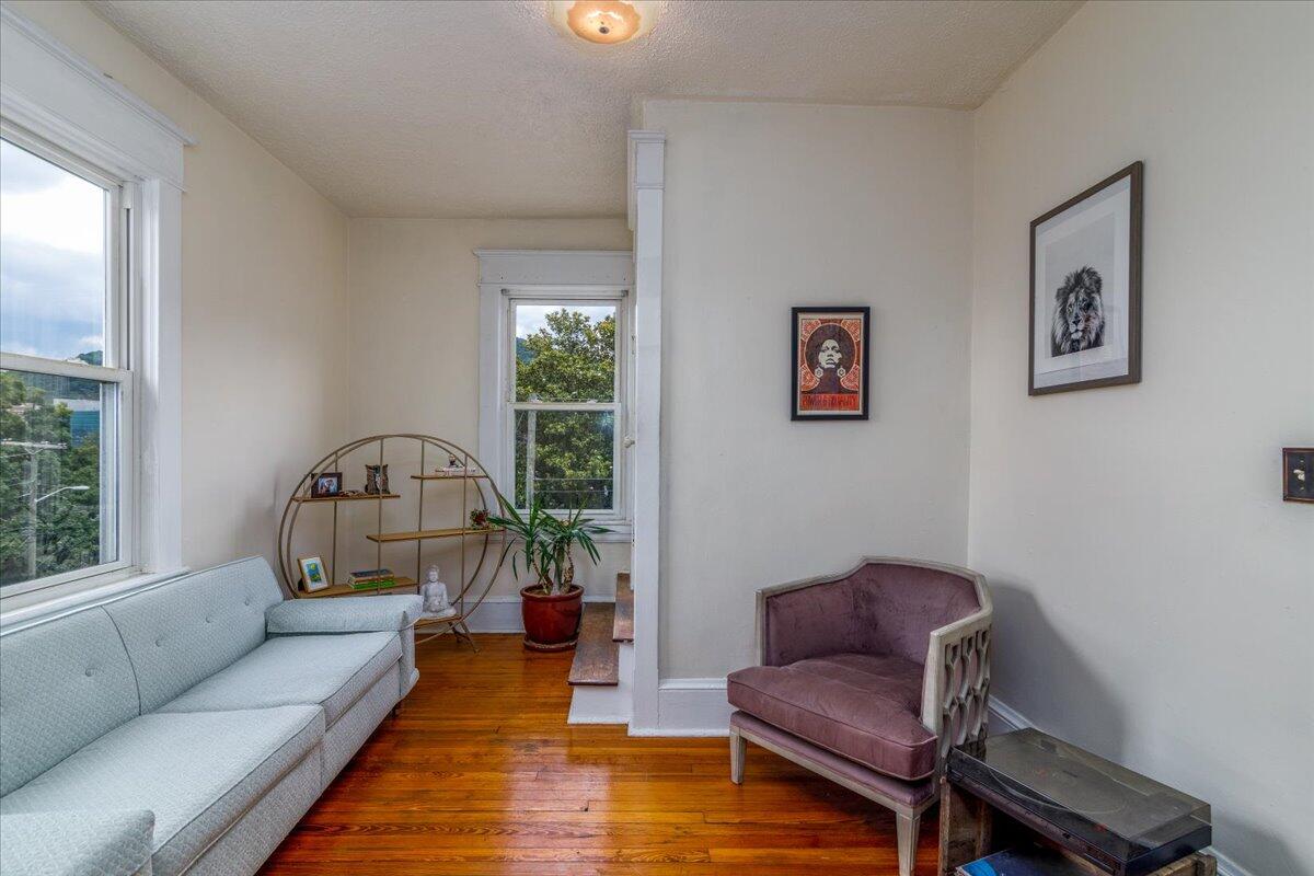 2202 Broadway AVE SW