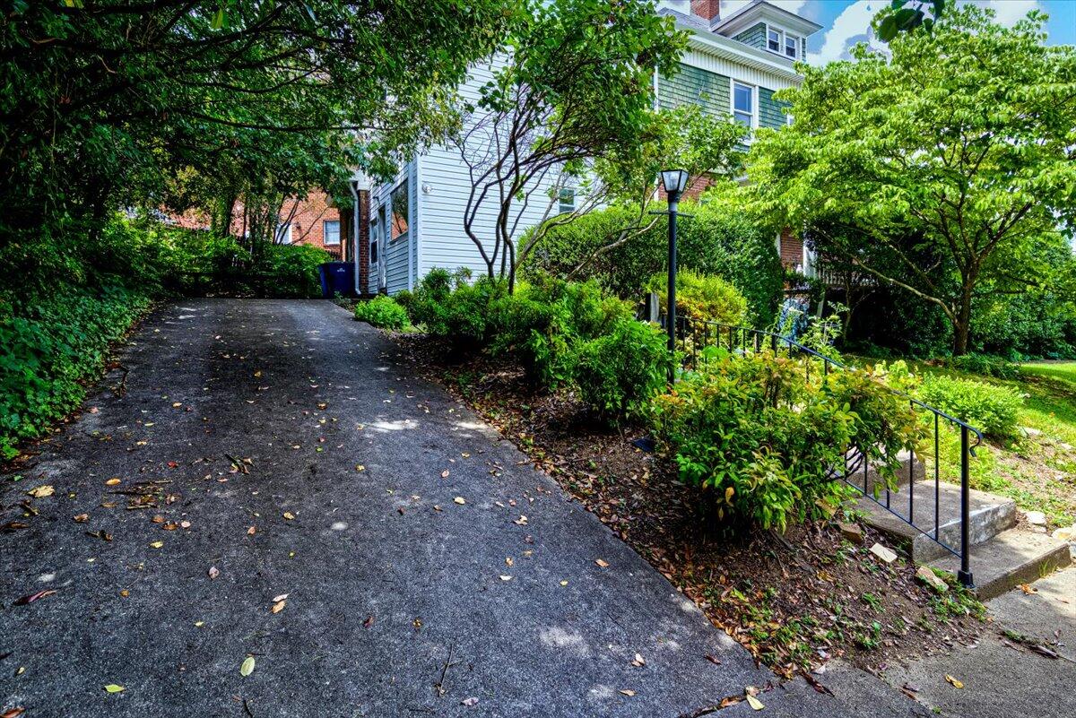 2202 Broadway AVE SW