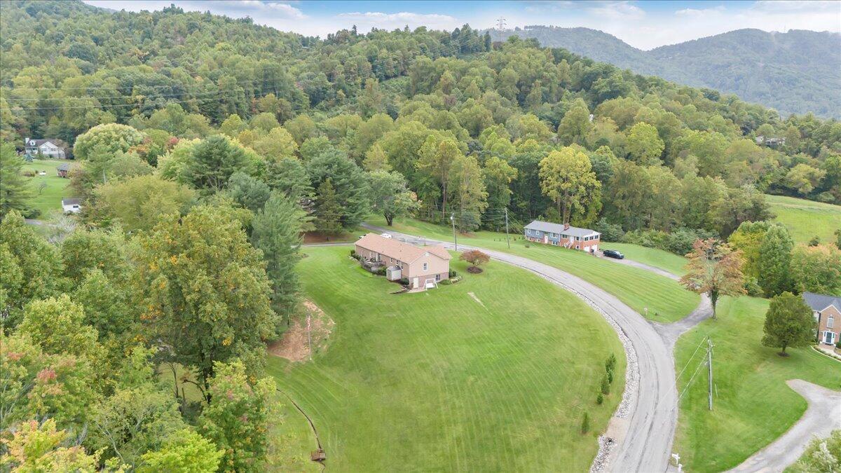 7704 Creek CIR