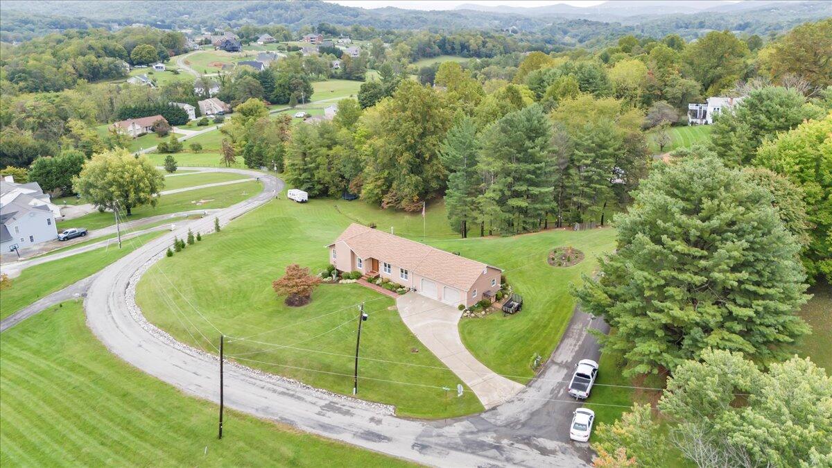 7704 Creek CIR
