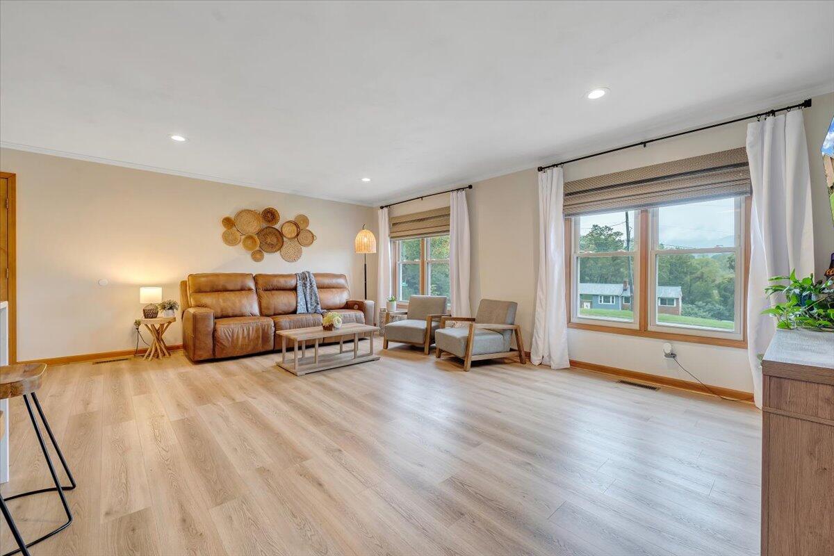 7704 Creek CIR
