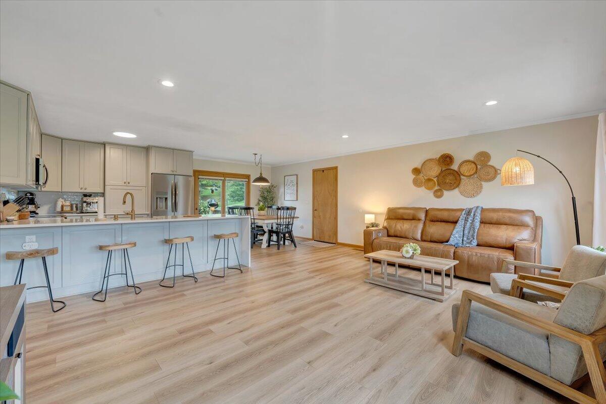 7704 Creek CIR