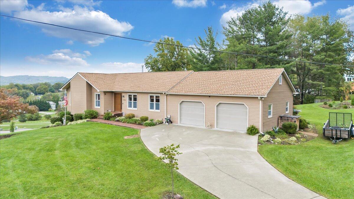 7704 Creek CIR