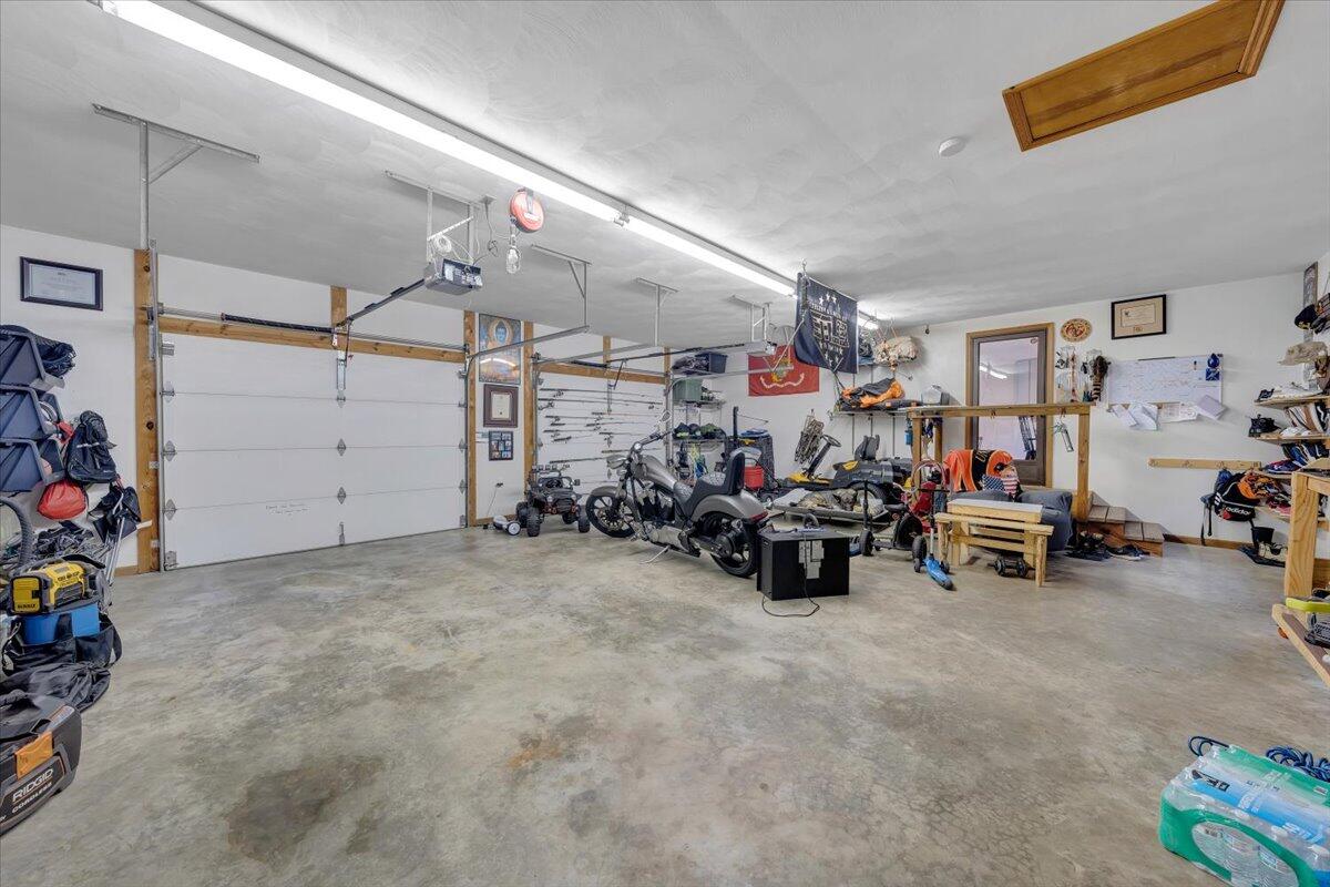 7704 Creek CIR