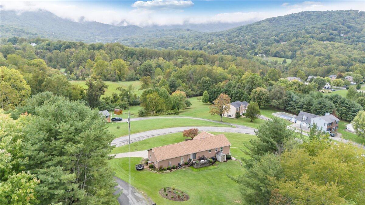 7704 Creek CIR