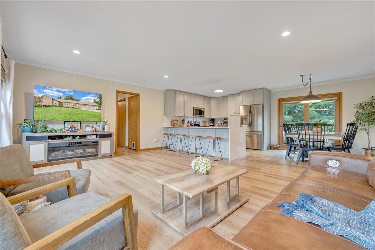 7704 Creek CIR