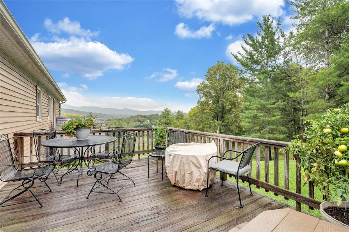7704 Creek CIR