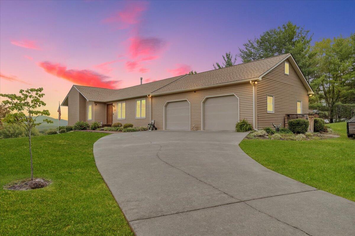 7704 Creek CIR