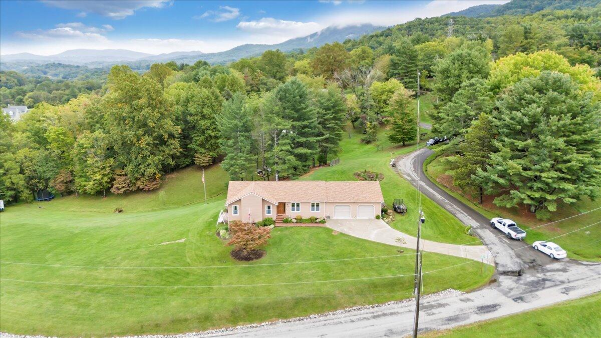 7704 Creek CIR