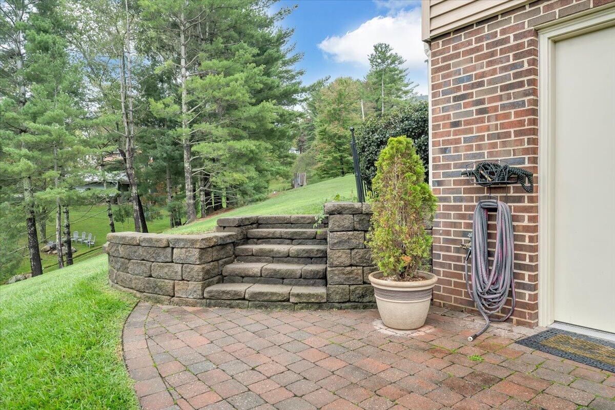 7704 Creek CIR