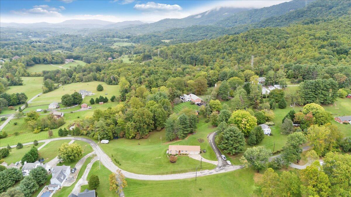 7704 Creek CIR