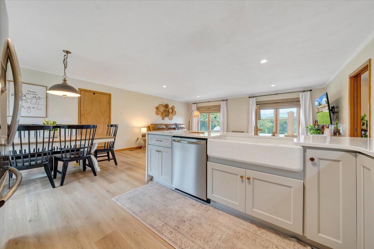 7704 Creek CIR