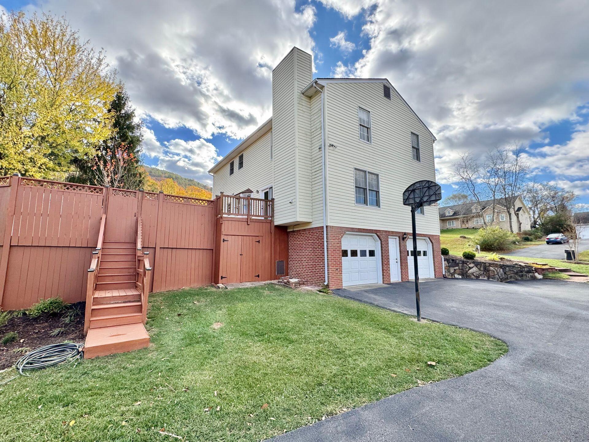 8221 Olde Tavern RD
