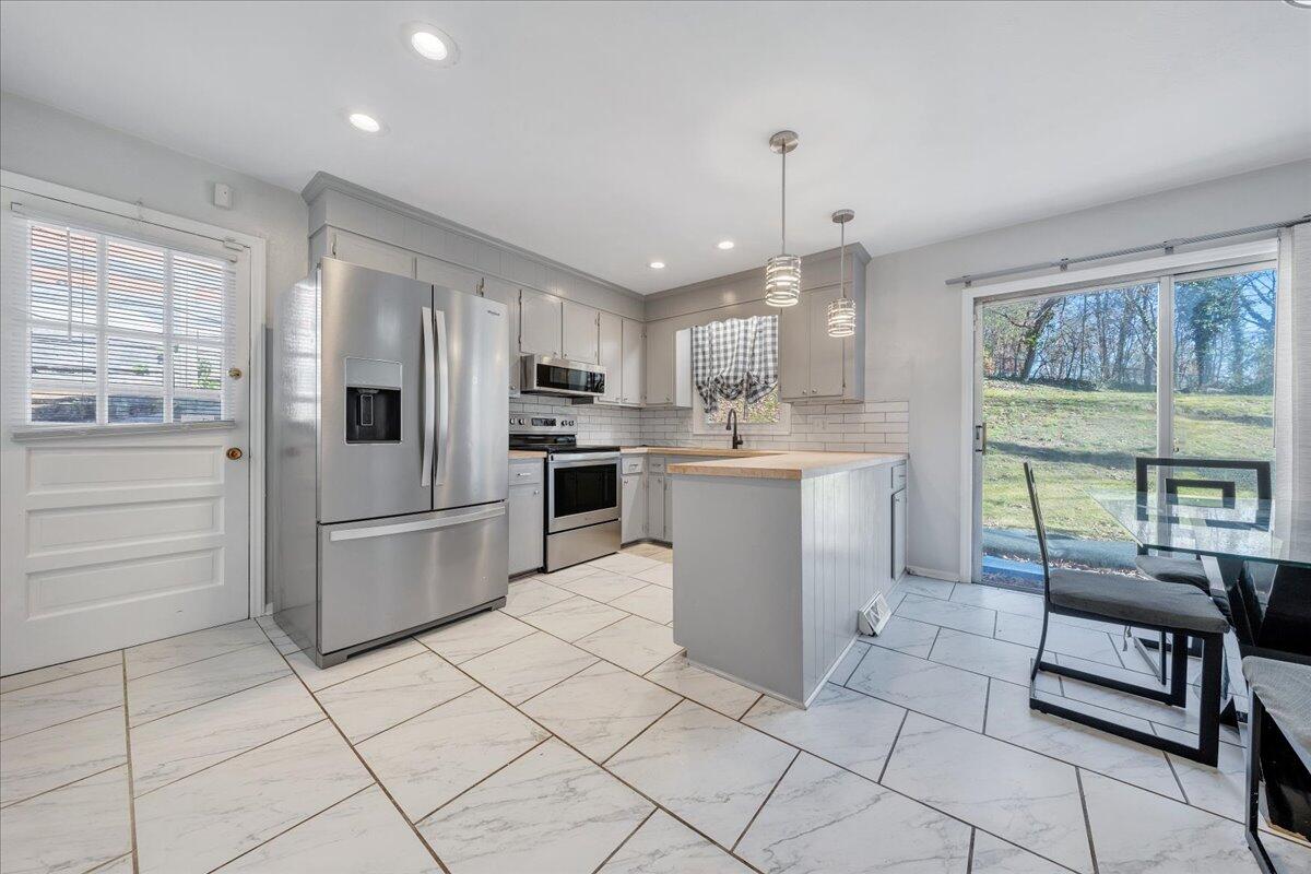 1011 Silverwood RD NW