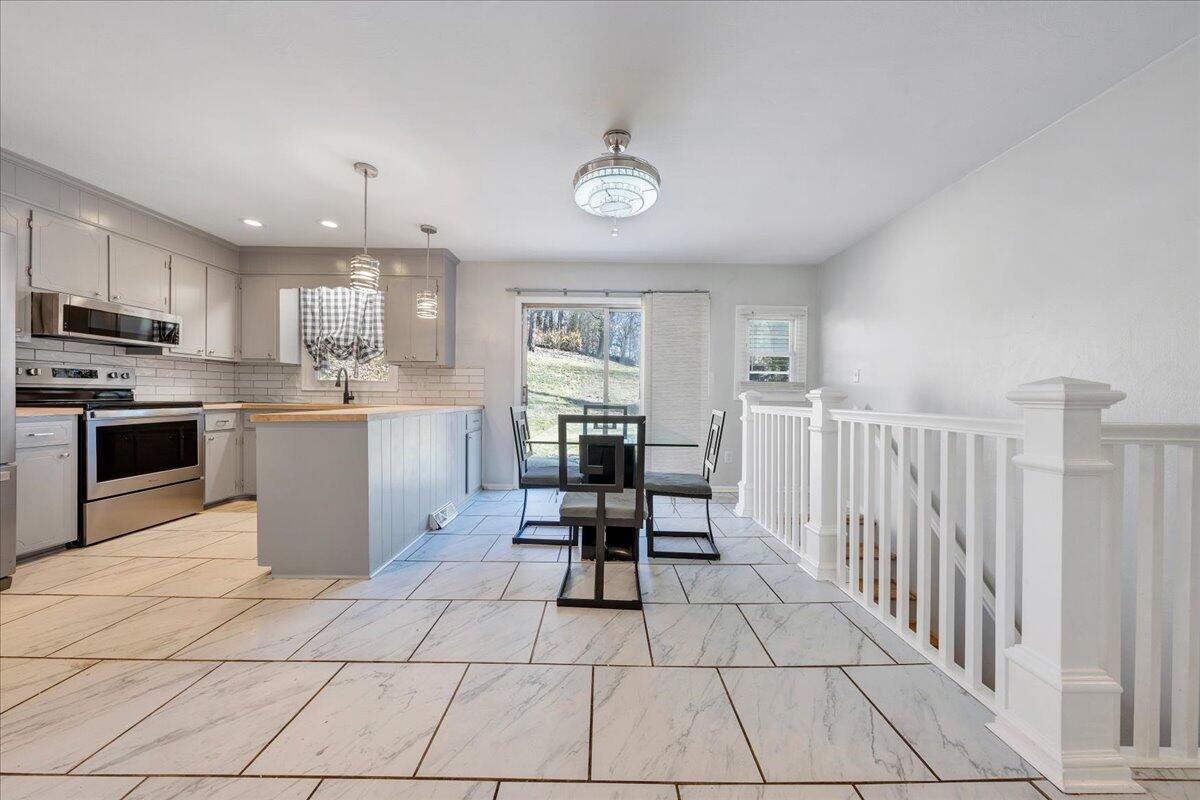 1011 Silverwood RD NW