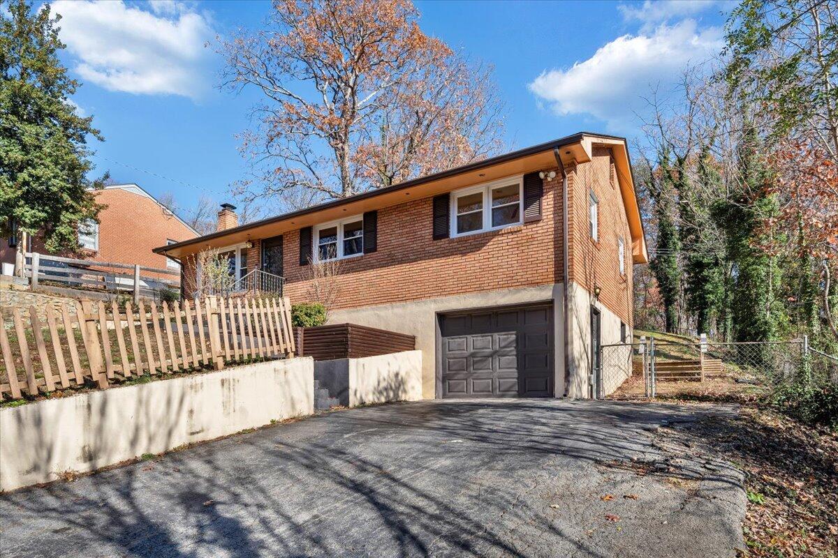 1011 Silverwood RD NW