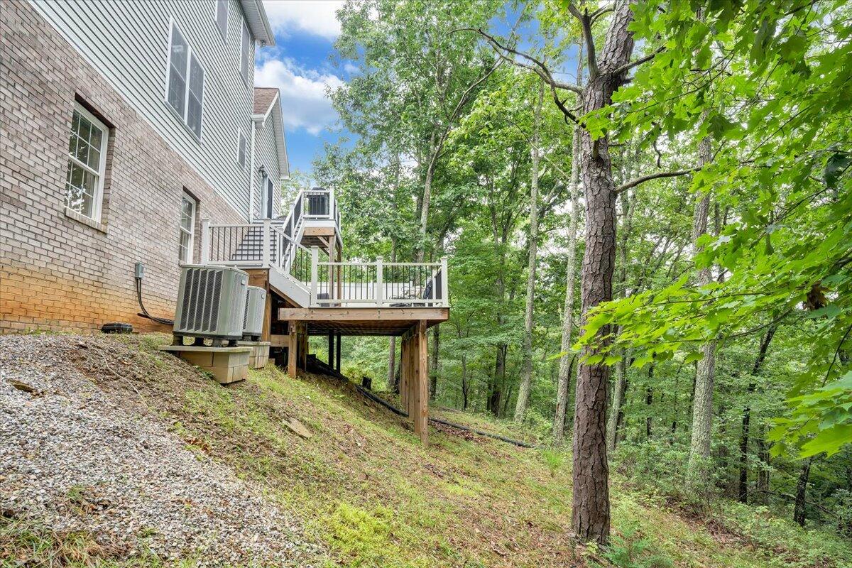 565 Brush Mountain RD