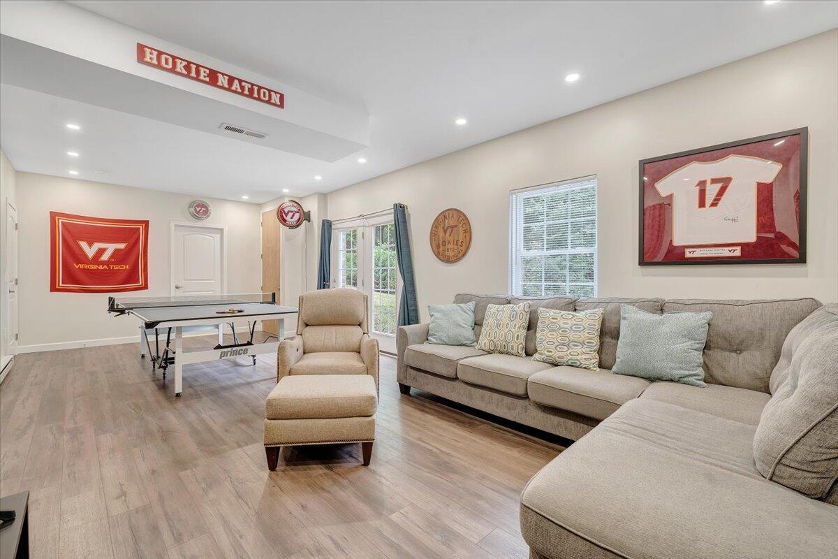 565 Brush Mountain RD