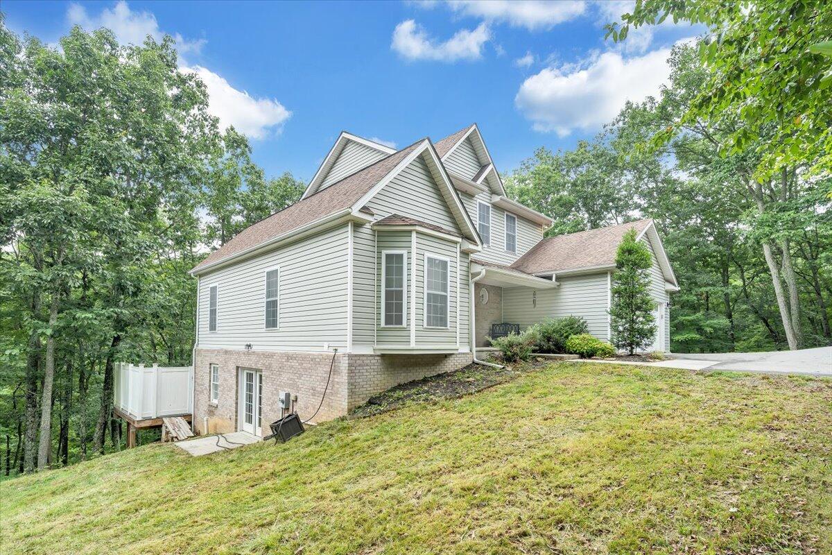 565 Brush Mountain RD