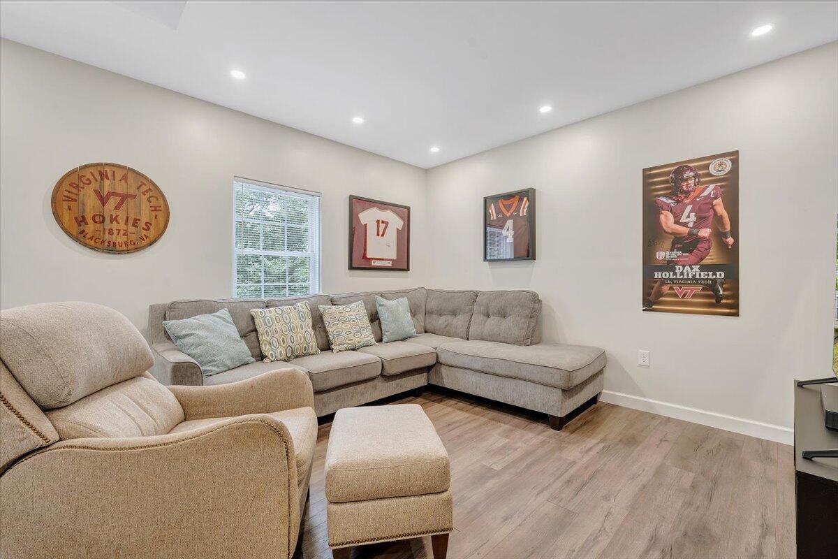 565 Brush Mountain RD