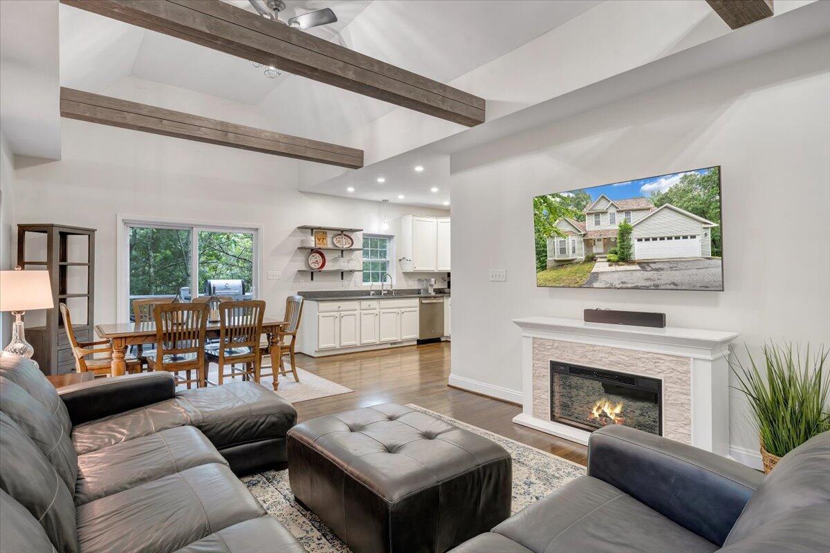 565 Brush Mountain RD