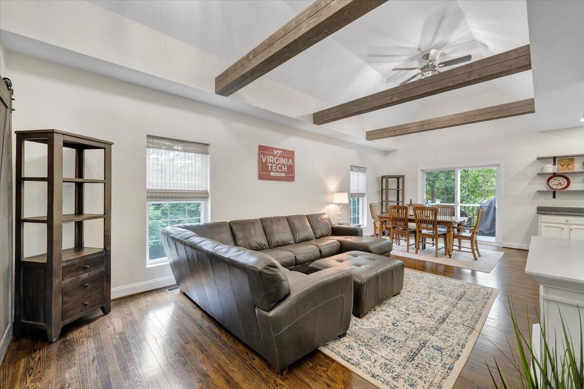 565 Brush Mountain RD